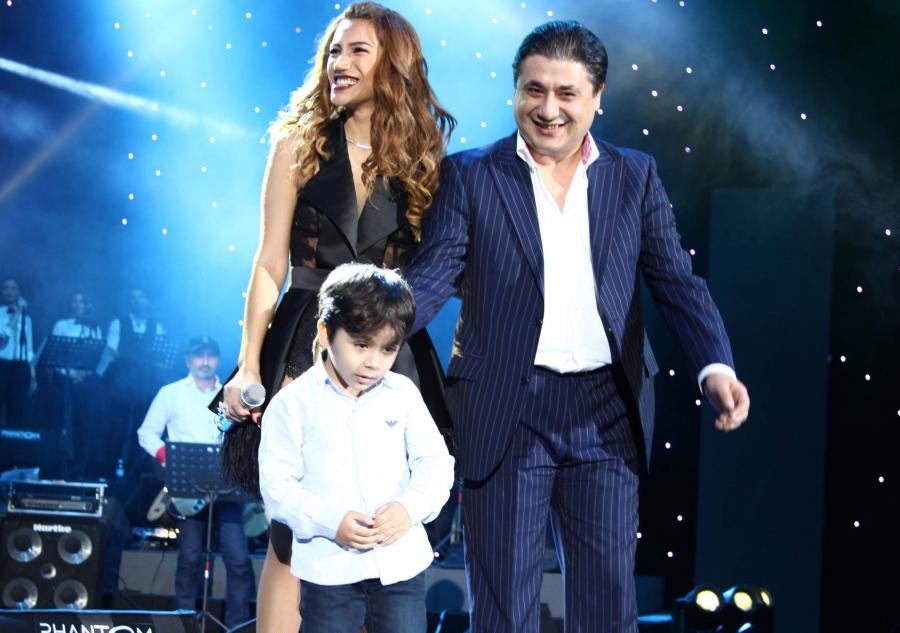 Röya həyat yoldaşı və oğluyla səhnədə - fotolar