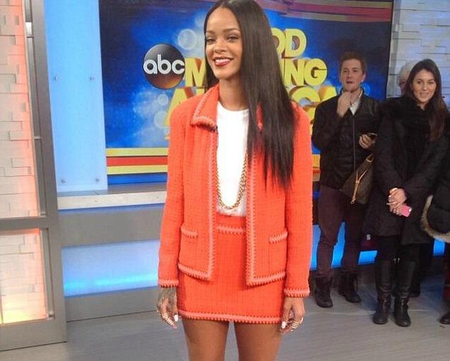 Rihanna mini ətəyi ilə təəccübləndirdi