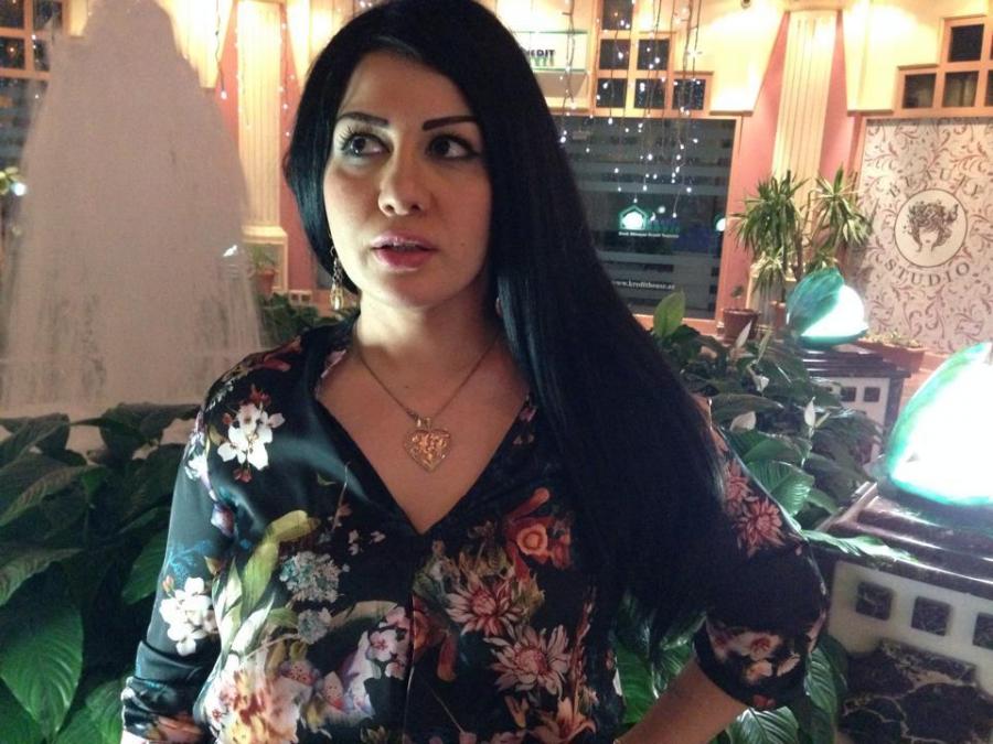 Fatimə sevgilisinin baş hərfini boynunda gəzdirir - fotolar 