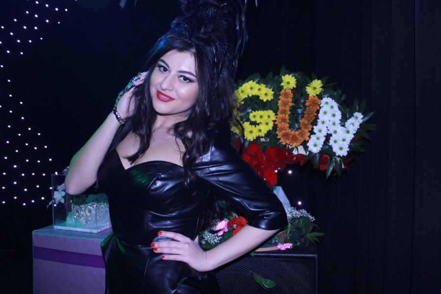 İlqarə nədən çəkinir? 