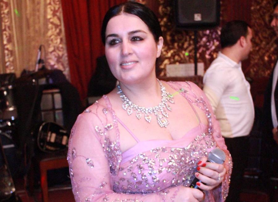 Elza: “Pulum olmayanda qızıllarımı satıram”
