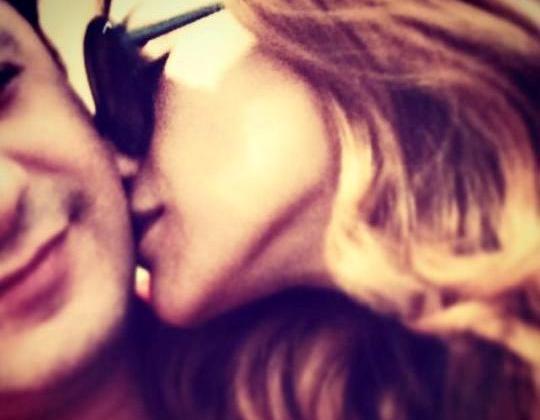 Röya həyat yoldaşını öpüb təbrik etdi – foto