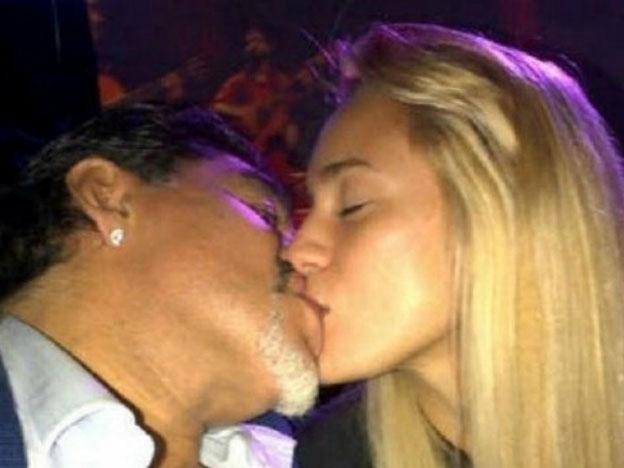 Maradona özündən 30 yaş kiçik futbolçu ilə evlənir - fotolar