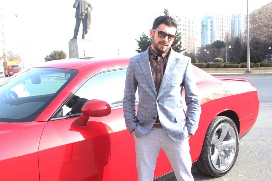 Azərbaycanlı reper qırmızı avtomobili ilə - fotolar