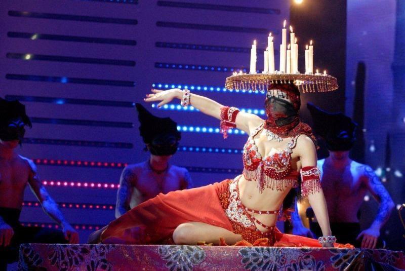 Oriental rəqqasə iş adamının toyunda belə oynadı –  Bakıda