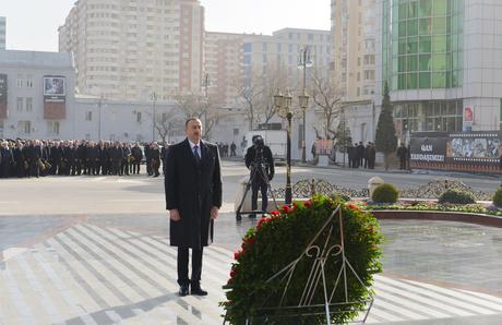 Prezident və ailəsi Xocalı abidəsini ziyarət etdi