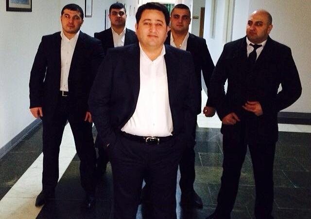 Azərbaycanlı müğənni beş cangüdənlə gəzir –  fotolar 