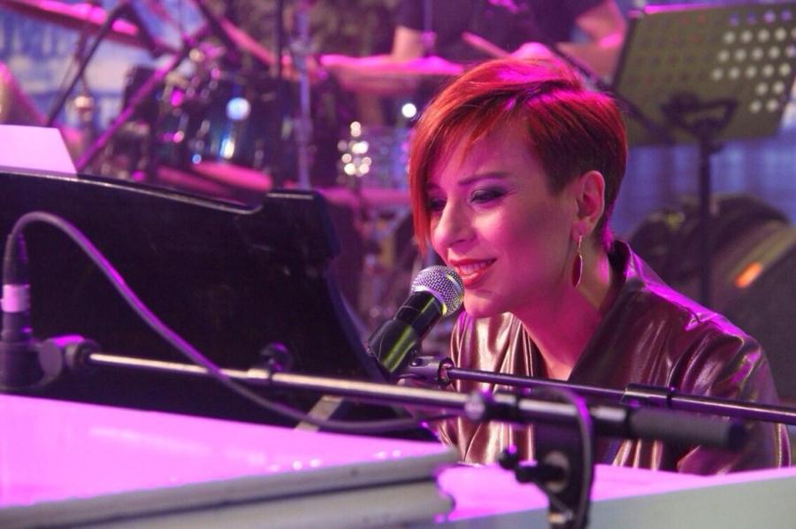 Tanınmış pop musiqiçisi Tünzalə Ağayevanın verilişində - fotolar