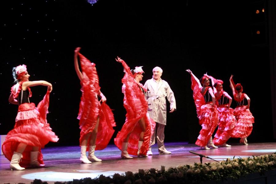 Teatr günündə baş verənlər –  fotolar 
