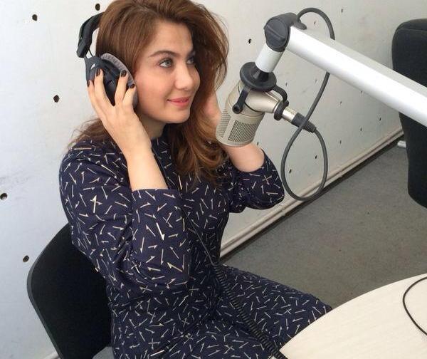 Ruhi radio aparıcısı oldu – fotolar