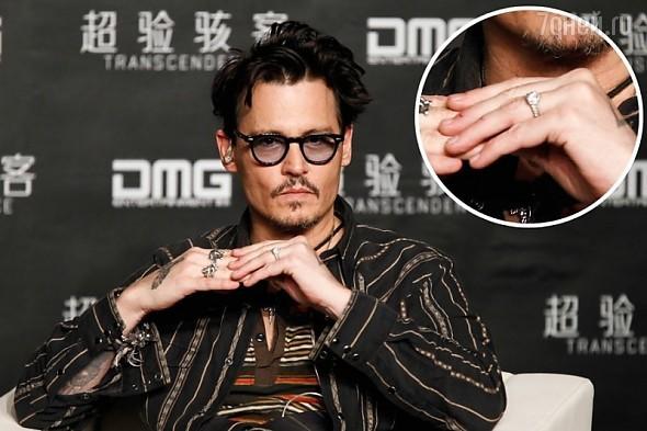 Conni Depp qadın üzüyü taxır