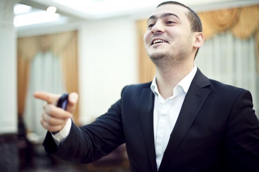 Emil aparıcıya əsəbiləşdi: “Məqsədin ailəmi dağıtmaqdır?”