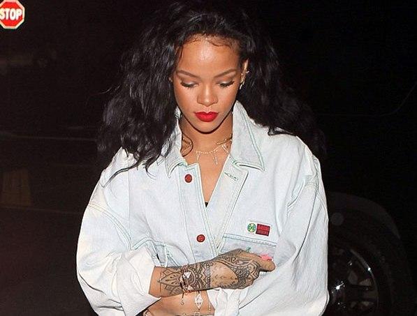Rihanna bu geyiminə görə tənqid olundu -fotolar