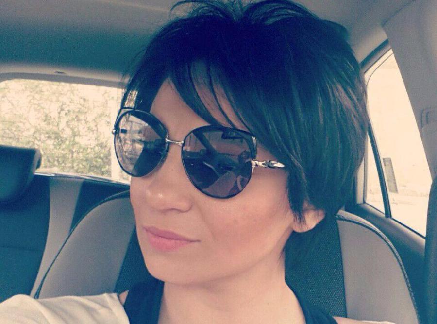 Müğənni saçlarını kəsdirib belə oldu –  fotolar