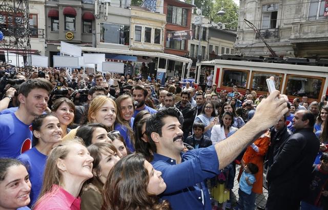 "Çalıquşu”nun Kamranından pərəstişkarları ilə selfi - foto
