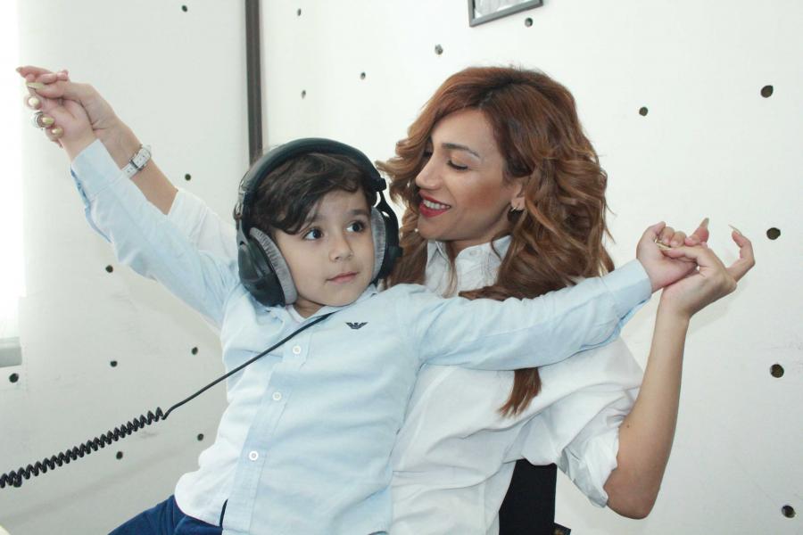 Röya canlı efirə oğlu ilə gəldi: “İstəyirəm, mənə öyrəşsin” - fotolar