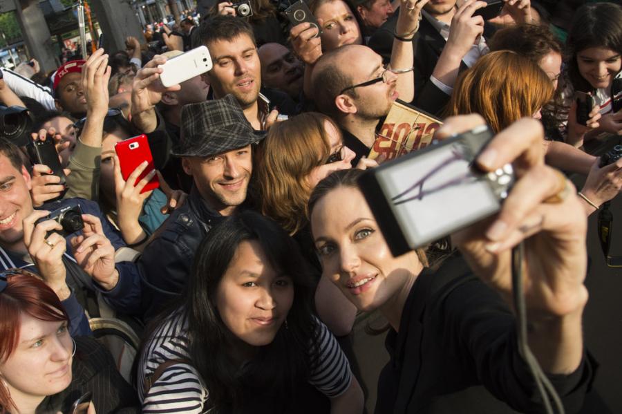 Məşhurlardan maraqlı “selfie”lər