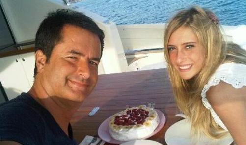 Acunun sevgilisinin hicablı  selfisi