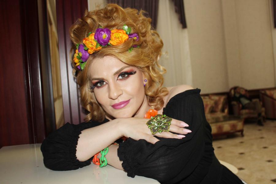 Xatunun qeyri-adi saç düzümü –  fotolar