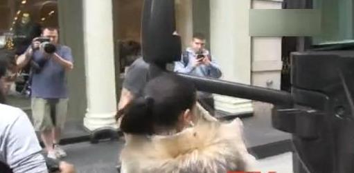 Adriana Lima başını maşının güzgüsünə çırpdı -video