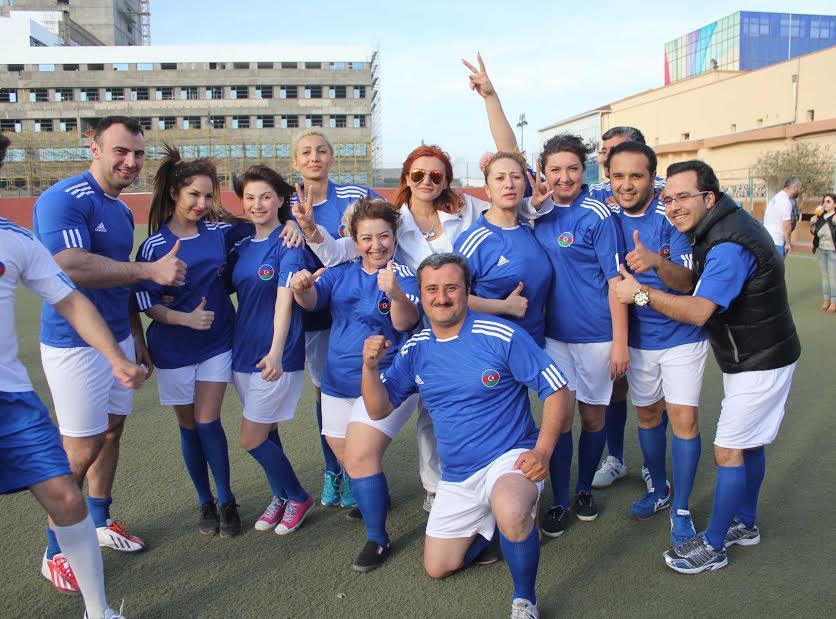 Şou-biznes nümayəndələri ilə aparıcılar futbol oynadı - fotolar