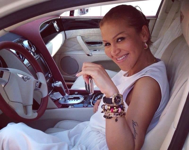 Həyat yoldaşı Rəqsanəyə “Bentley” hədiyyə etdi - fotolar