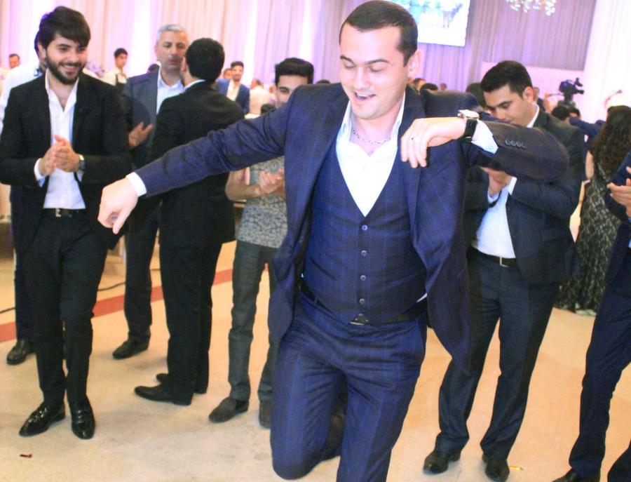Emildən şıdırğı rəqs – fotolar