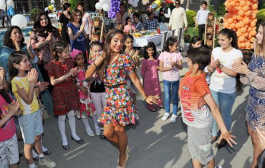 Leyla Əliyeva uşaqlarla rəqs etdi - fotolar