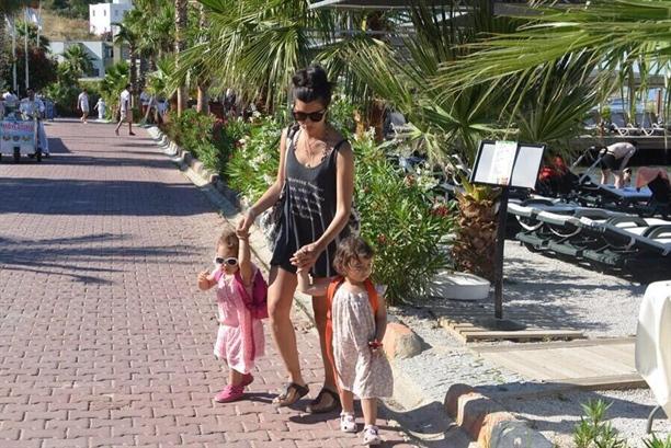 Tuba Büyüküstün əkizləri ilə istirahətdə- fotolar