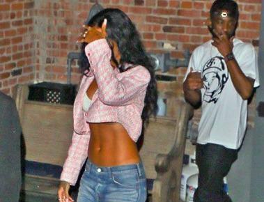 Rihanna gecə klubundan çıxarkən üzünü gizlətdi - fotolar
