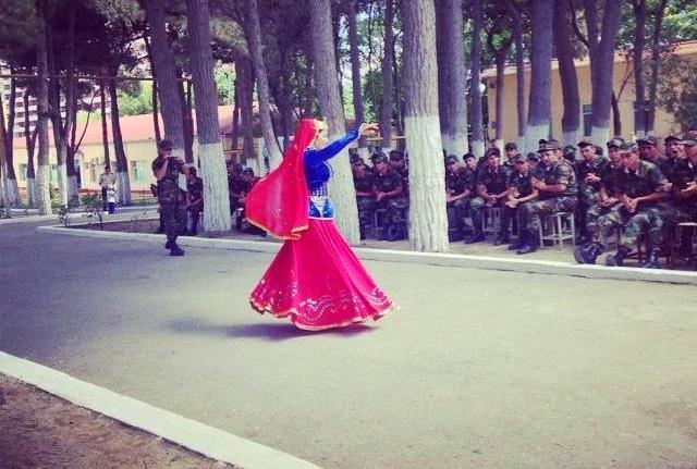 Rəqqasə Fatimə əsgərlərə konsert verdi - fotolar 