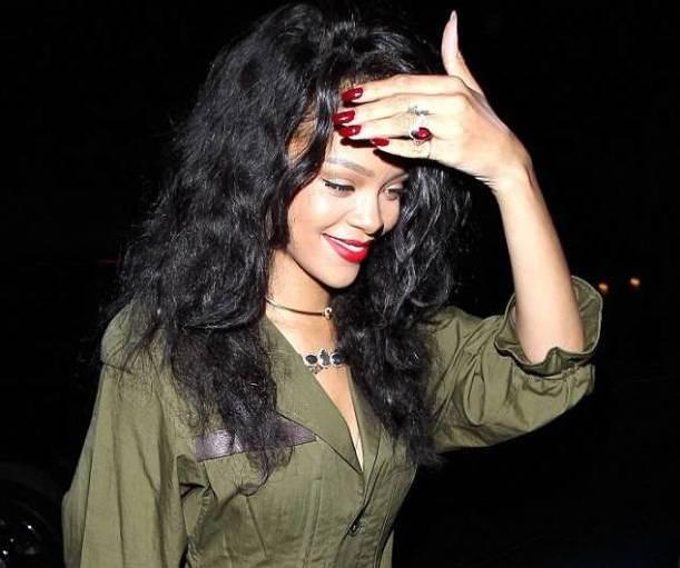 Rihanna fəhlə kombizonunda -  fotolar