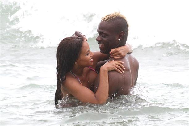 Balotelli nişanlısı ilə dənizdə - fotolar