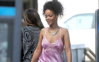 Rihanna gecə libası ilə küçədə - fotolar