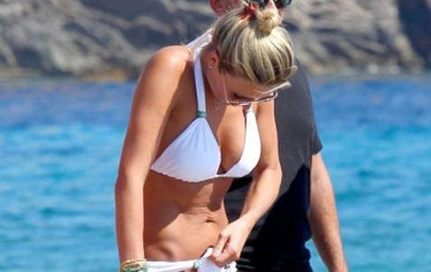Futbolçunun xanımı İbiza sahilində - fotolar