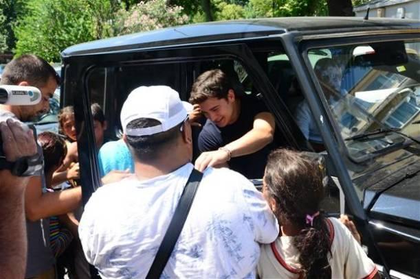 Küçə uşaqları Çağatayın üstünə cumdular - fotolar