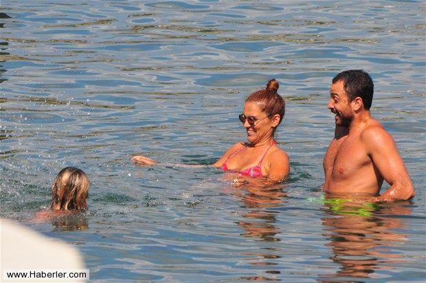 Həyat yoldaşından Demet Akalına jest - fotolar