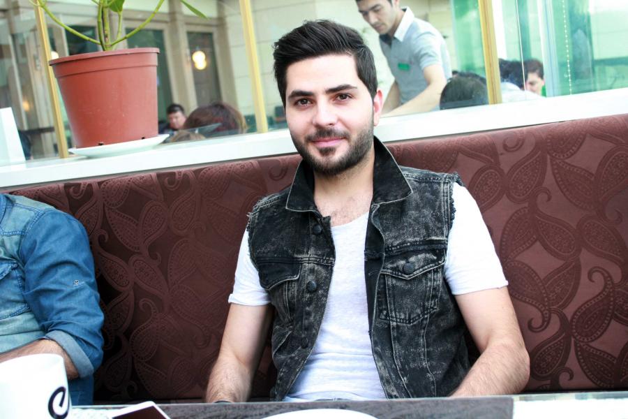 Elçin sevənləri ilə görüşə cangüdənlə gəldi – fotolar 