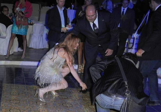 Lindsey Lohan yıxıldı - fotolar