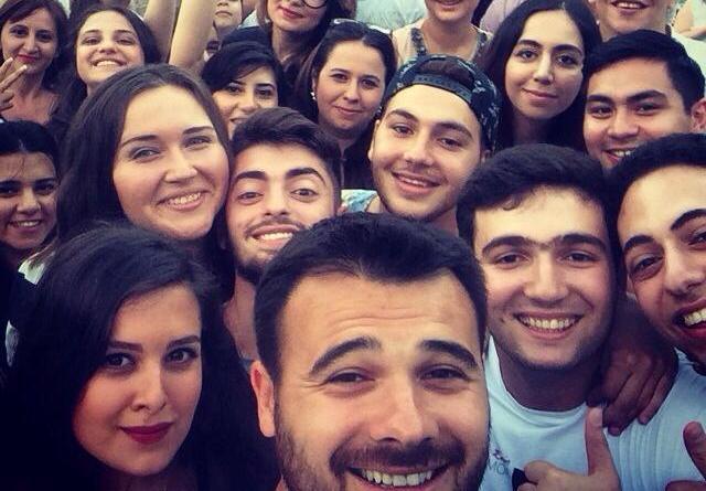 Emin sevənləri ilə selfi çəkdirdi 