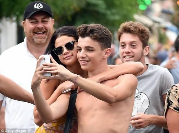 Selena Qomezin italiyalı fanatları ilə selfisi - fotolar 