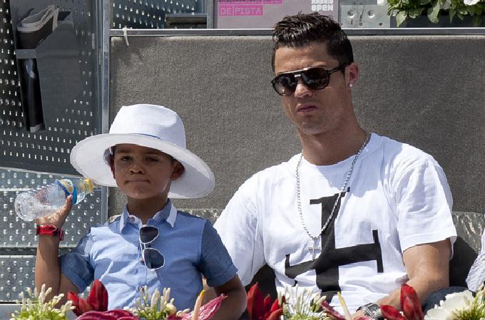Ronaldonun oğlu anasını tanımır