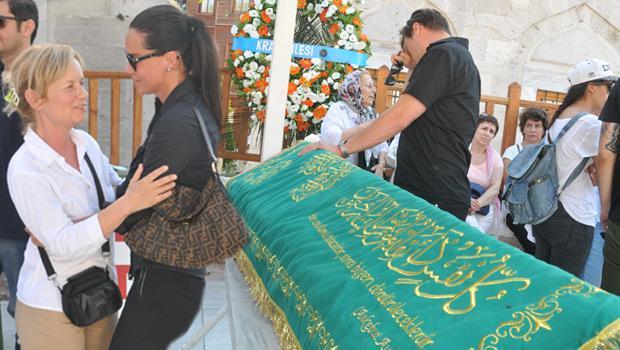 Ebru kədərli günündə sevgilisini tək qoymadı - fotolar