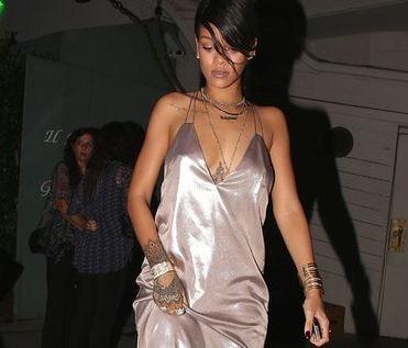 Rihanna yenidən gecə paltarında küçəyə çıxdı – fotolar