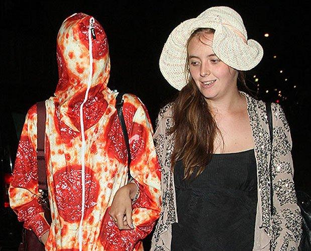 Məşhur modelin “pizza kostyum”u - fotolar