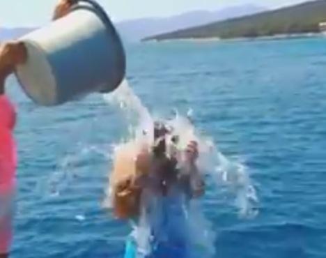 Nigar da başına buzlu su tökdü – video 