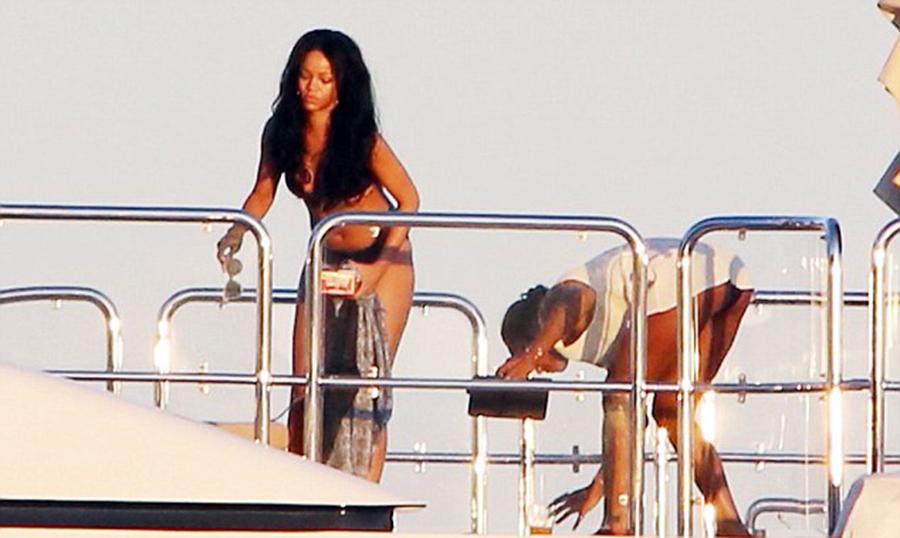 Rihanna şəxsi yaxtası ilə istirahətdə - fotolar 