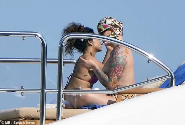 Rihanna yarıçılpaq qadınla səmimi şəkildə - fotolar