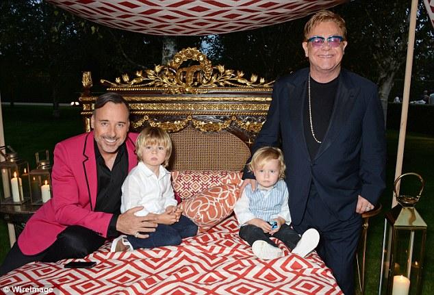 Elton Con ilk dəfə uşaqları ilə qonaqlıqda - fotolar