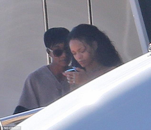 Rihannadan bikinili rəqs – video+fotolar
